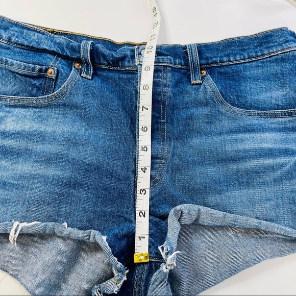 Levi's 501 original fit frayed cut off shorts high rise women's size 30 - Picture 10 of 12